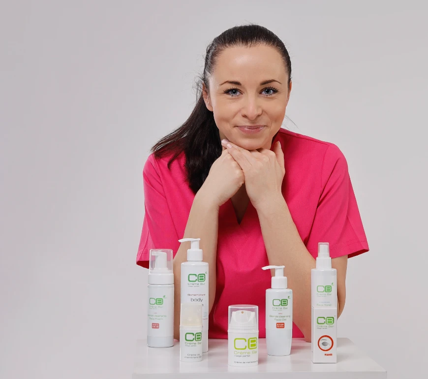 zdjęcie kobiety z kosmetykami - właścicielka